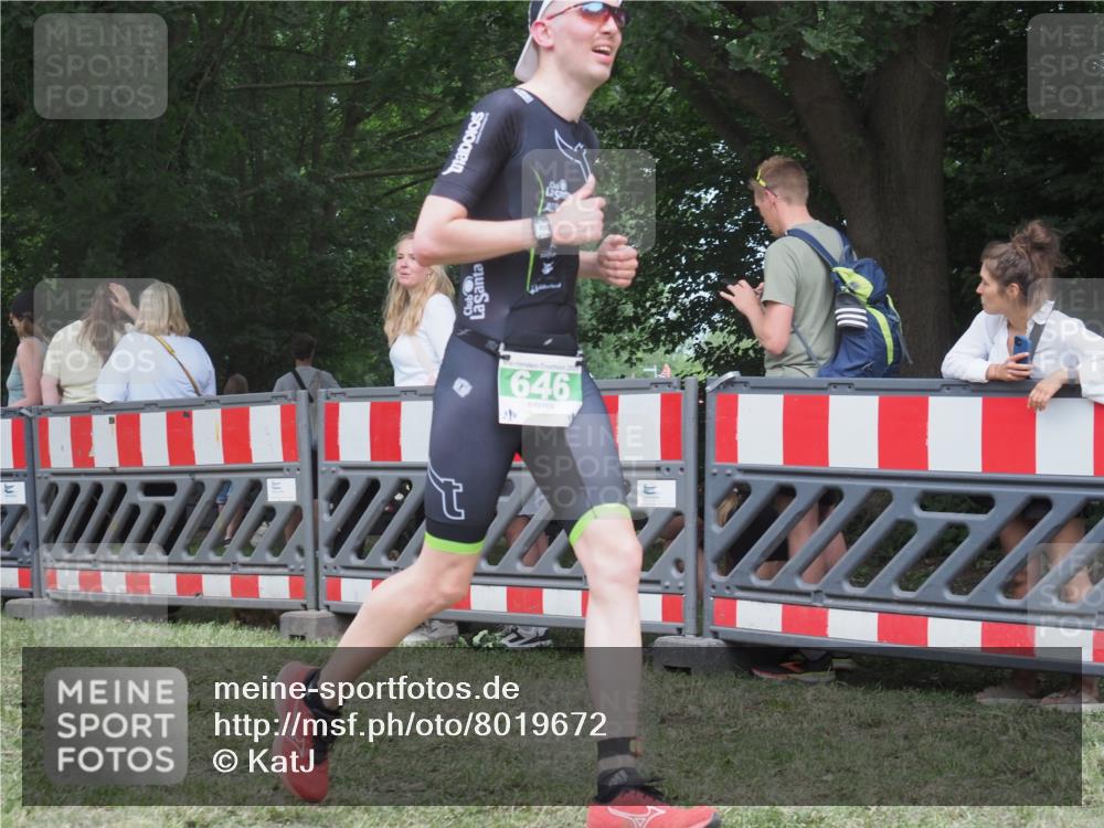 21.06.2025 - 27. Vierlanden-Triathlon KatJ http://msf.ph/oto/8019672 15.06.2025 13:19:07 Ziel 646 meine-sportfotos.de