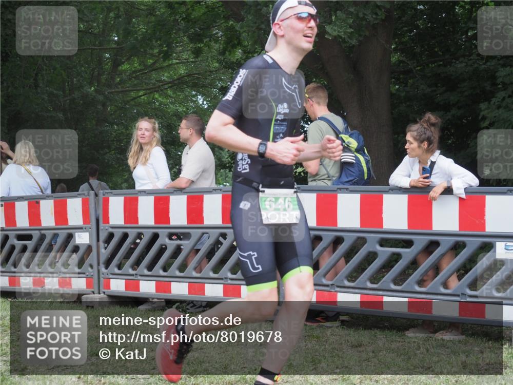 21.06.2025 - 27. Vierlanden-Triathlon KatJ http://msf.ph/oto/8019678 15.06.2025 13:19:07 Ziel 646 meine-sportfotos.de