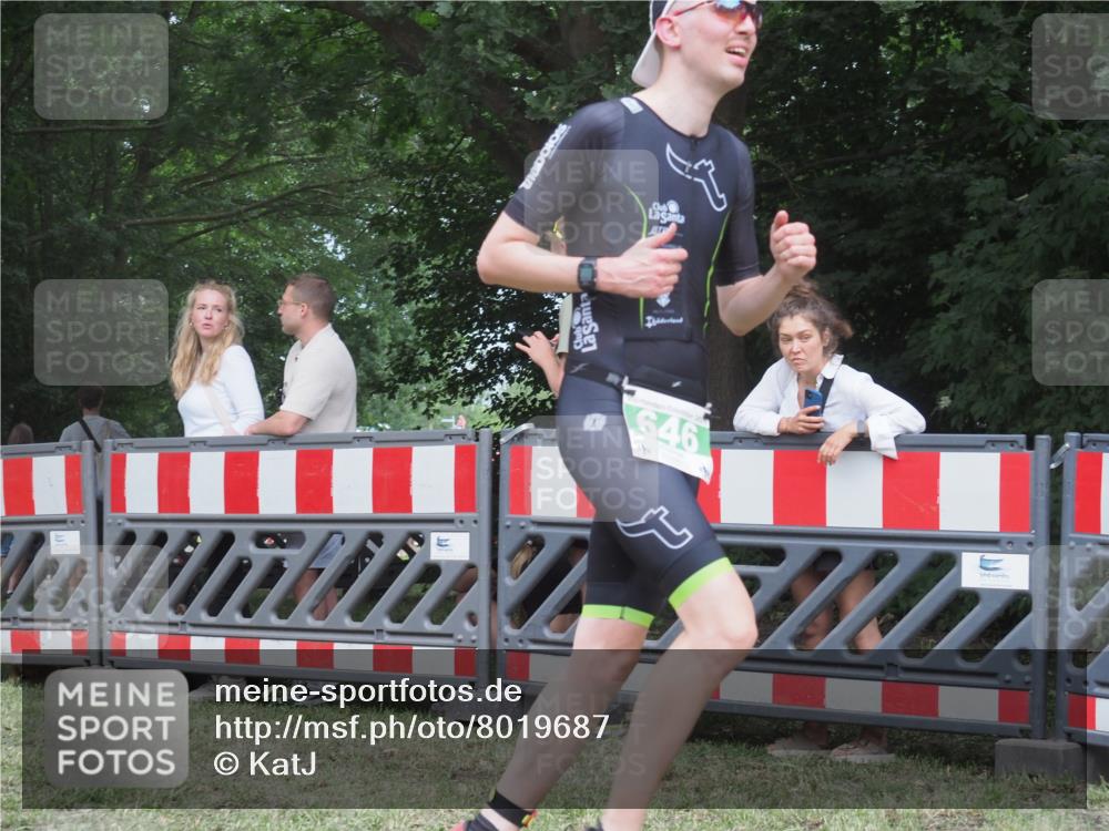 21.06.2025 - 27. Vierlanden-Triathlon KatJ http://msf.ph/oto/8019687 15.06.2025 13:19:07 Ziel 646 meine-sportfotos.de