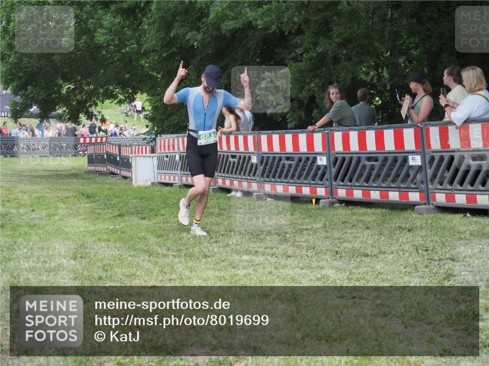 21.06.2025 - 27. Vierlanden-Triathlon KatJ http://msf.ph/oto/8019699 15.06.2025 13:19:19 Ziel 683, 715 meine-sportfotos.de