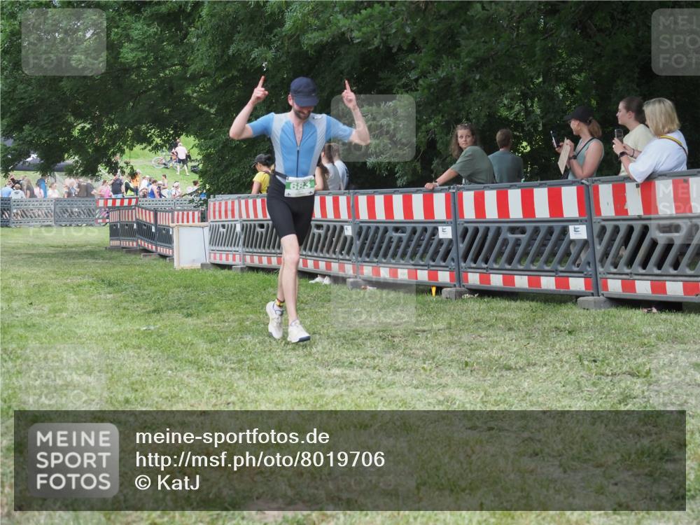 21.06.2025 - 27. Vierlanden-Triathlon KatJ http://msf.ph/oto/8019706 15.06.2025 13:19:19 Ziel 683, 715 meine-sportfotos.de