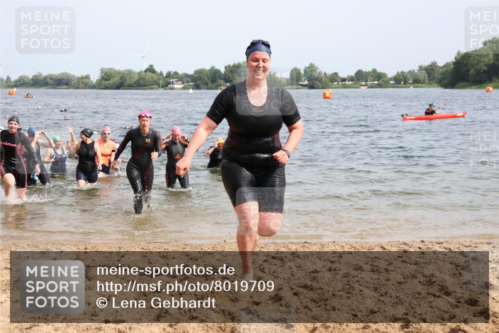 15.06.2025 - 27. Vierlanden-Triathlon Lena Gebhardt http://msf.ph/oto/8019709 15.06.2025 10:17:23 Schwimmen 519, 529, 572, 575, 581, 582, 584, 594 meine-sportfotos.de
