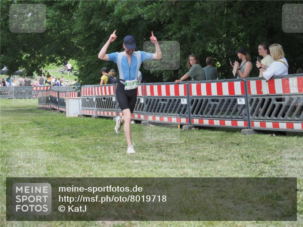 21.06.2025 - 27. Vierlanden-Triathlon KatJ http://msf.ph/oto/8019718 15.06.2025 13:19:19 Ziel 683, 715 meine-sportfotos.de