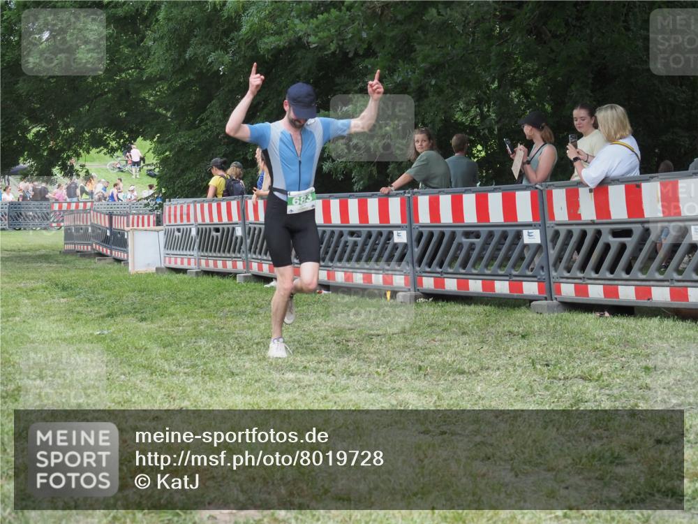 21.06.2025 - 27. Vierlanden-Triathlon KatJ http://msf.ph/oto/8019728 15.06.2025 13:19:19 Ziel 683, 715 meine-sportfotos.de