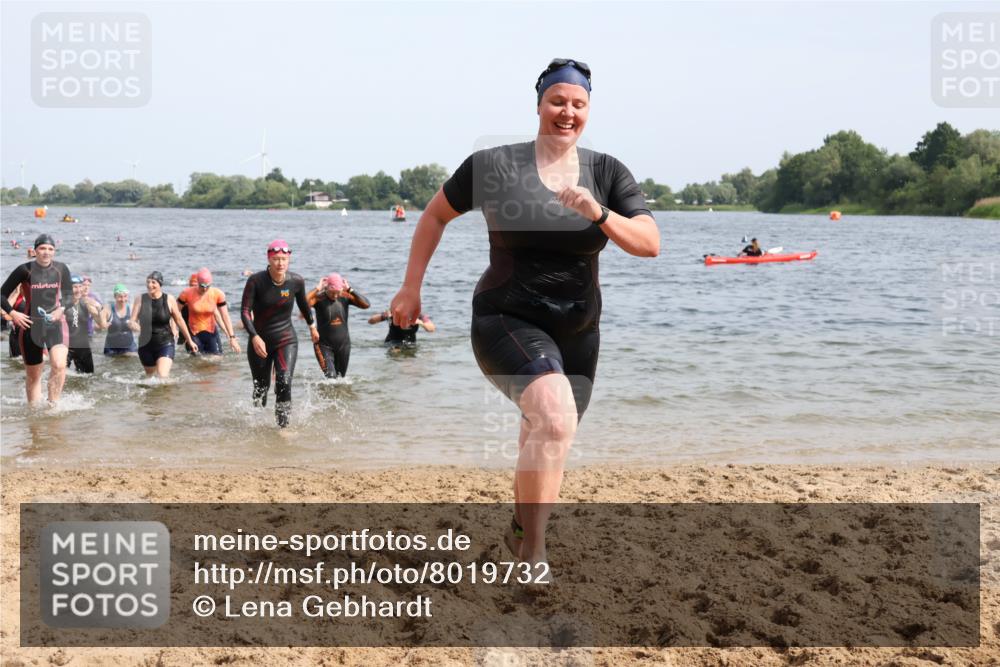 15.06.2025 - 27. Vierlanden-Triathlon Lena Gebhardt http://msf.ph/oto/8019732 15.06.2025 10:17:24 Schwimmen 488, 492, 519, 529, 557, 572, 575, 581, 582, 584, 594 meine-sportfotos.de