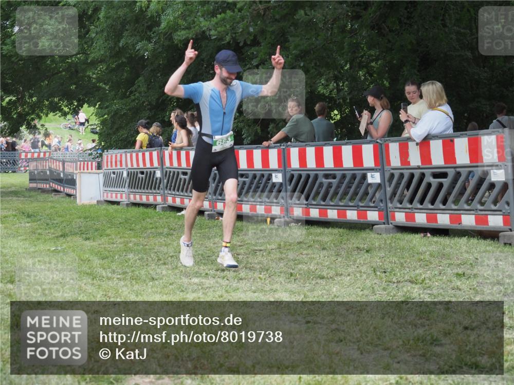 21.06.2025 - 27. Vierlanden-Triathlon KatJ http://msf.ph/oto/8019738 15.06.2025 13:19:19 Ziel 683, 715 meine-sportfotos.de