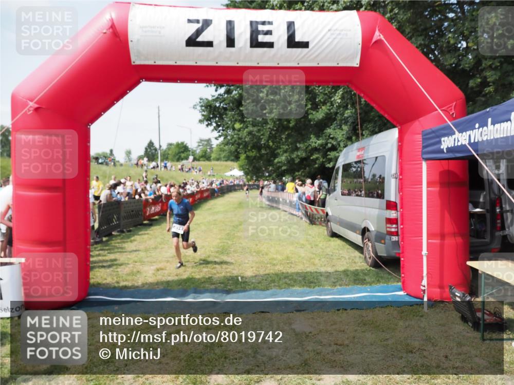21.06.2025 - 27. Vierlanden-Triathlon MichiJ http://msf.ph/oto/8019742 15.06.2026 11:35:29 Ziel 471, 540 meine-sportfotos.de