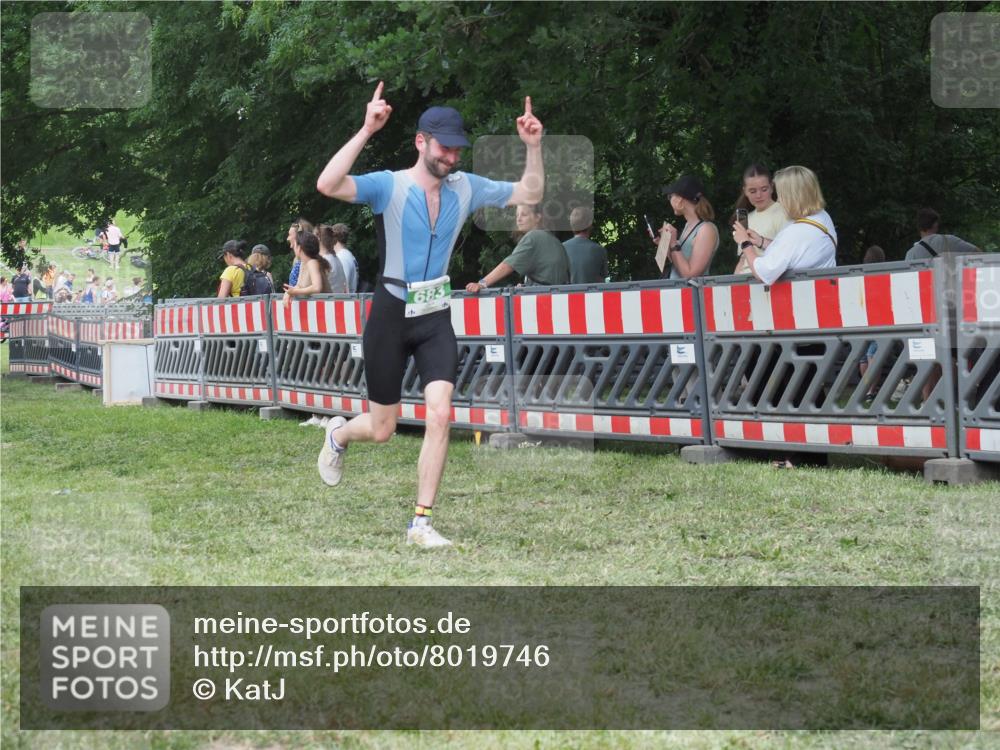 21.06.2025 - 27. Vierlanden-Triathlon KatJ http://msf.ph/oto/8019746 15.06.2025 13:19:19 Ziel 683, 715 meine-sportfotos.de