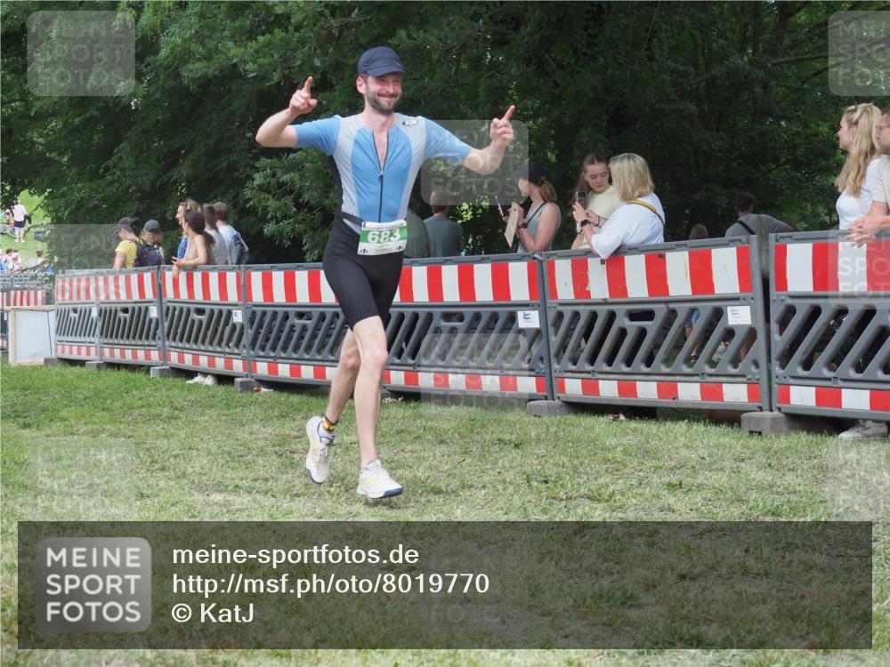 21.06.2025 - 27. Vierlanden-Triathlon KatJ http://msf.ph/oto/8019770 15.06.2025 13:19:20 Ziel 683, 715 meine-sportfotos.de