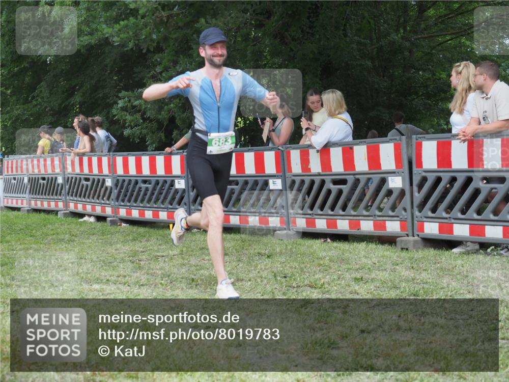 21.06.2025 - 27. Vierlanden-Triathlon KatJ http://msf.ph/oto/8019783 15.06.2025 13:19:20 Ziel 683, 715 meine-sportfotos.de