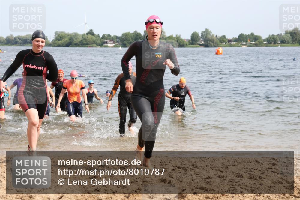 15.06.2025 - 27. Vierlanden-Triathlon Lena Gebhardt http://msf.ph/oto/8019787 15.06.2025 10:17:26 Schwimmen 485, 488, 492, 519, 529, 532, 557, 562, 572, 581, 582, 584, 588, 594, 626 meine-sportfotos.de