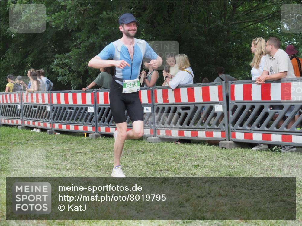21.06.2025 - 27. Vierlanden-Triathlon KatJ http://msf.ph/oto/8019795 15.06.2025 13:19:20 Ziel 683, 715 meine-sportfotos.de