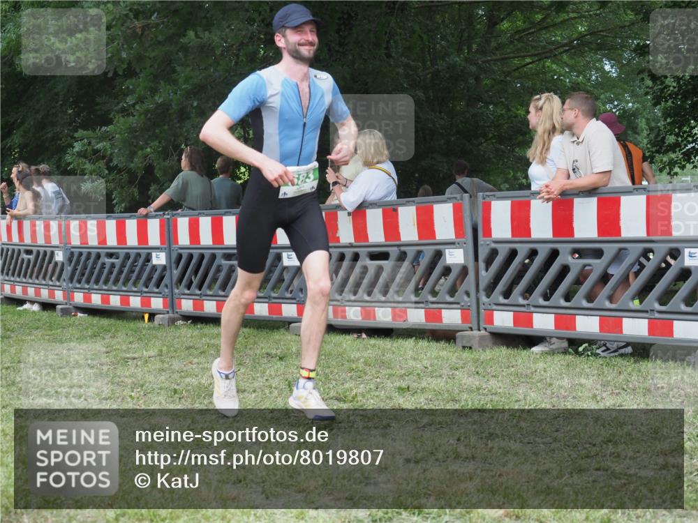 21.06.2025 - 27. Vierlanden-Triathlon KatJ http://msf.ph/oto/8019807 15.06.2025 13:19:20 Ziel 683, 715 meine-sportfotos.de