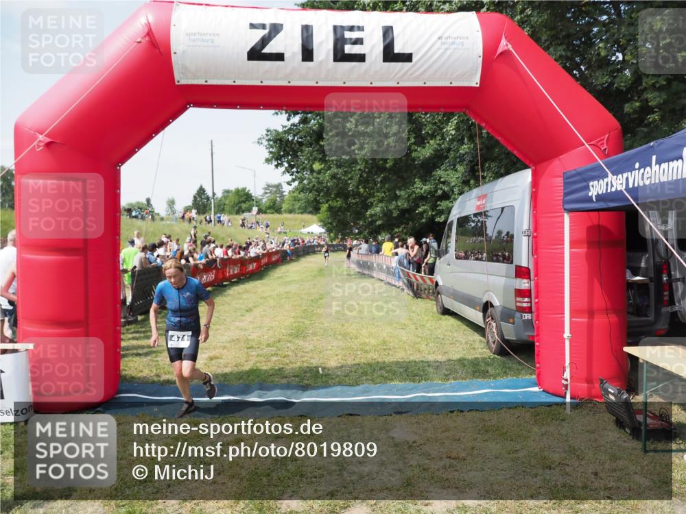 21.06.2025 - 27. Vierlanden-Triathlon MichiJ http://msf.ph/oto/8019809 15.06.2026 11:35:30 Ziel 471 meine-sportfotos.de