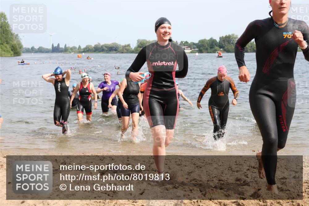 15.06.2025 - 27. Vierlanden-Triathlon Lena Gebhardt http://msf.ph/oto/8019813 15.06.2025 10:17:27 Schwimmen 485, 488, 492, 519, 529, 532, 552, 557, 562, 572, 581, 582, 584, 588, 594, 626 meine-sportfotos.de