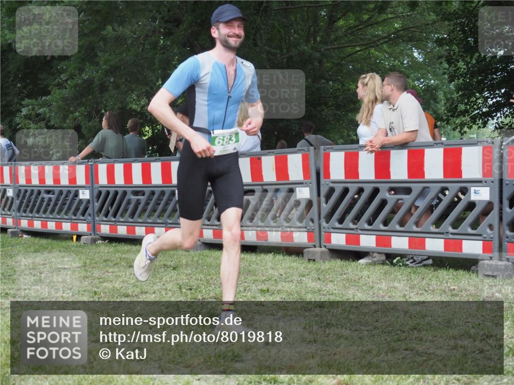 21.06.2025 - 27. Vierlanden-Triathlon KatJ http://msf.ph/oto/8019818 15.06.2025 13:19:20 Ziel 683, 715 meine-sportfotos.de