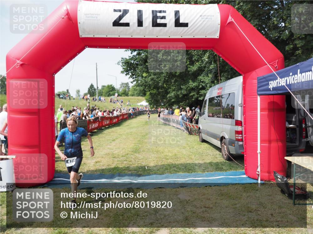 21.06.2025 - 27. Vierlanden-Triathlon MichiJ http://msf.ph/oto/8019820 15.06.2026 11:35:30 Ziel 471 meine-sportfotos.de