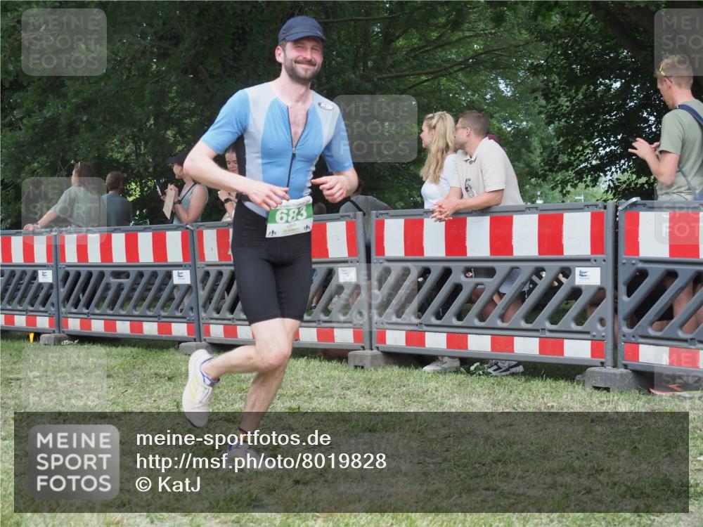 21.06.2025 - 27. Vierlanden-Triathlon KatJ http://msf.ph/oto/8019828 15.06.2025 13:19:20 Ziel 683, 715 meine-sportfotos.de