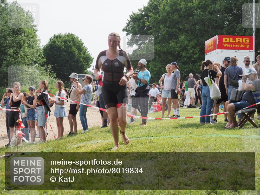 15.06.2025 - 27. Vierlanden-Triathlon KatJ http://msf.ph/oto/8019834 15.06.2025 10:19:23 Schwimmen 474, 558 meine-sportfotos.de