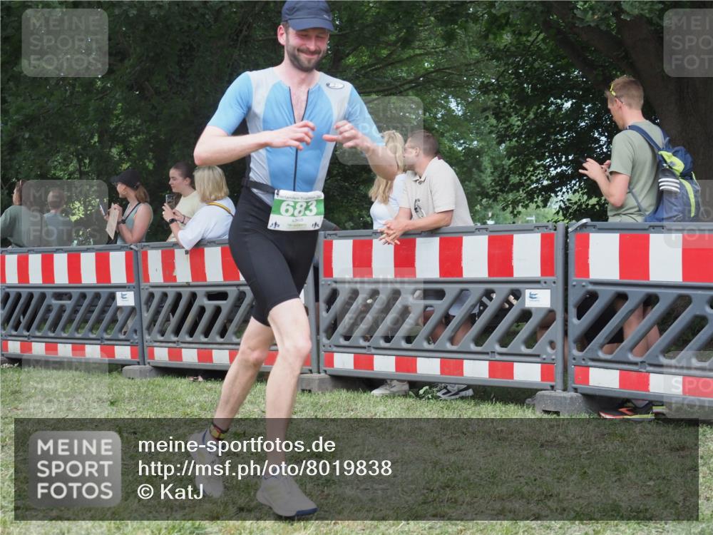 21.06.2025 - 27. Vierlanden-Triathlon KatJ http://msf.ph/oto/8019838 15.06.2025 13:19:20 Ziel 683, 715 meine-sportfotos.de