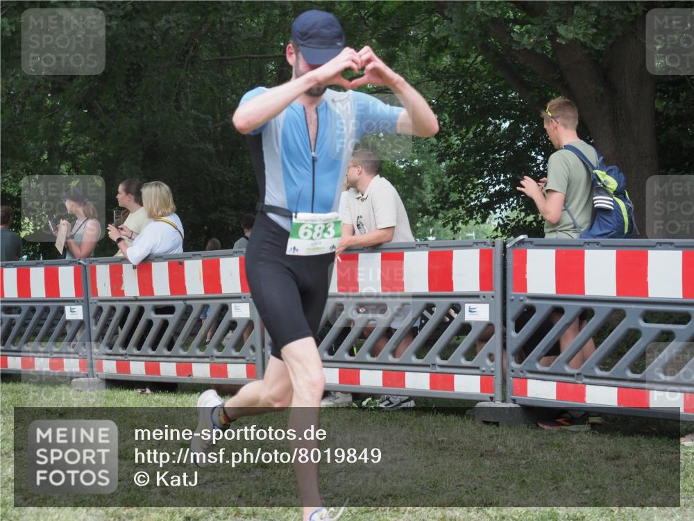 21.06.2025 - 27. Vierlanden-Triathlon KatJ http://msf.ph/oto/8019849 15.06.2025 13:19:20 Ziel 683, 715 meine-sportfotos.de