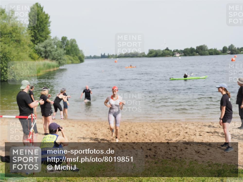 21.06.2025 - 27. Vierlanden-Triathlon MichiJ http://msf.ph/oto/8019851 15.06.2026 10:19:59 Schwimmen 500, 553, 569, 578 meine-sportfotos.de