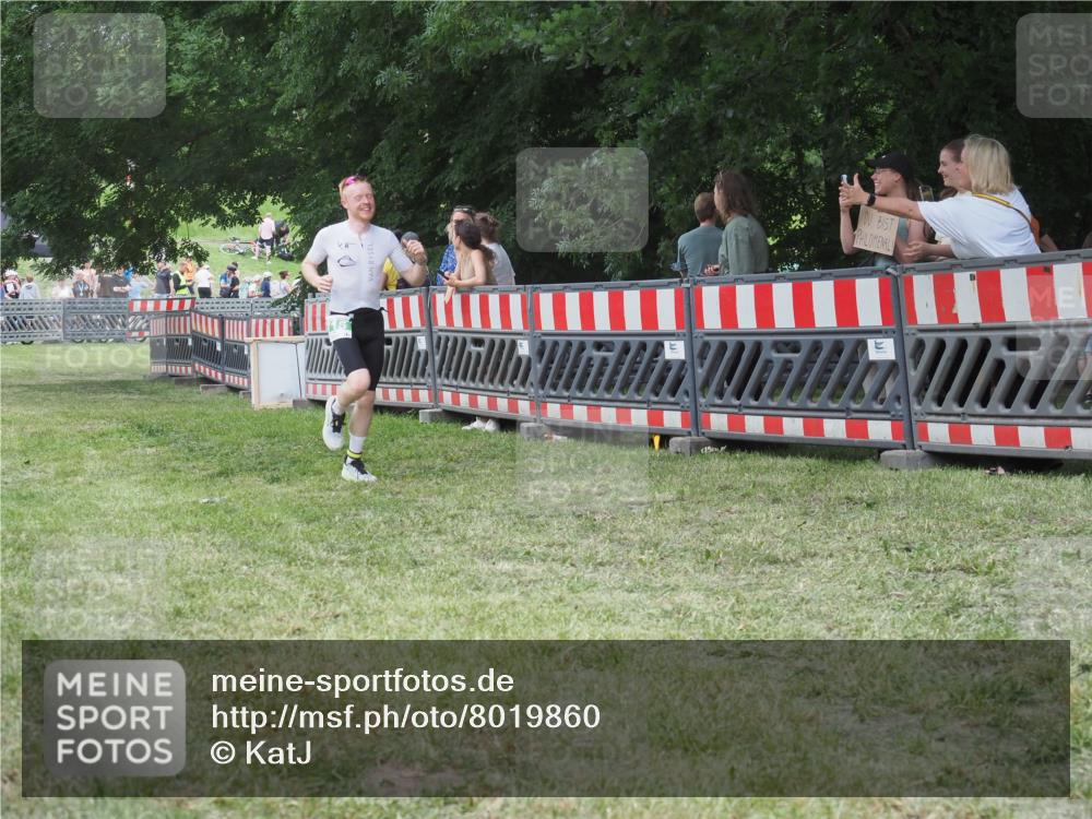 21.06.2025 - 27. Vierlanden-Triathlon KatJ http://msf.ph/oto/8019860 15.06.2025 13:19:28 Ziel 715 meine-sportfotos.de