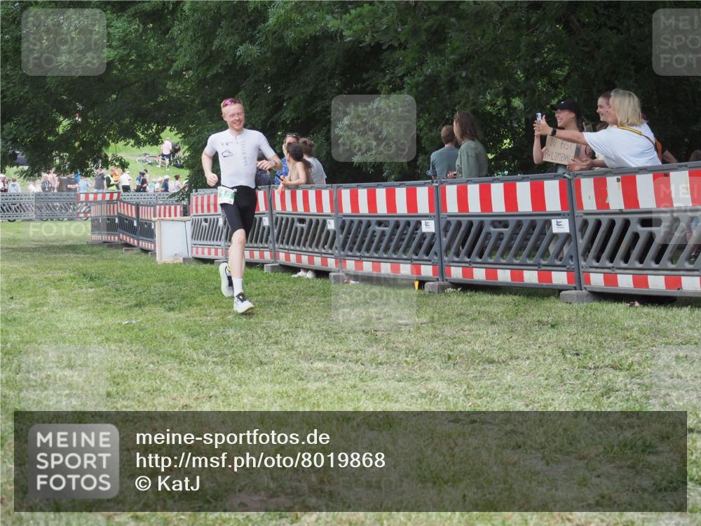 21.06.2025 - 27. Vierlanden-Triathlon KatJ http://msf.ph/oto/8019868 15.06.2025 13:19:28 Ziel 715 meine-sportfotos.de