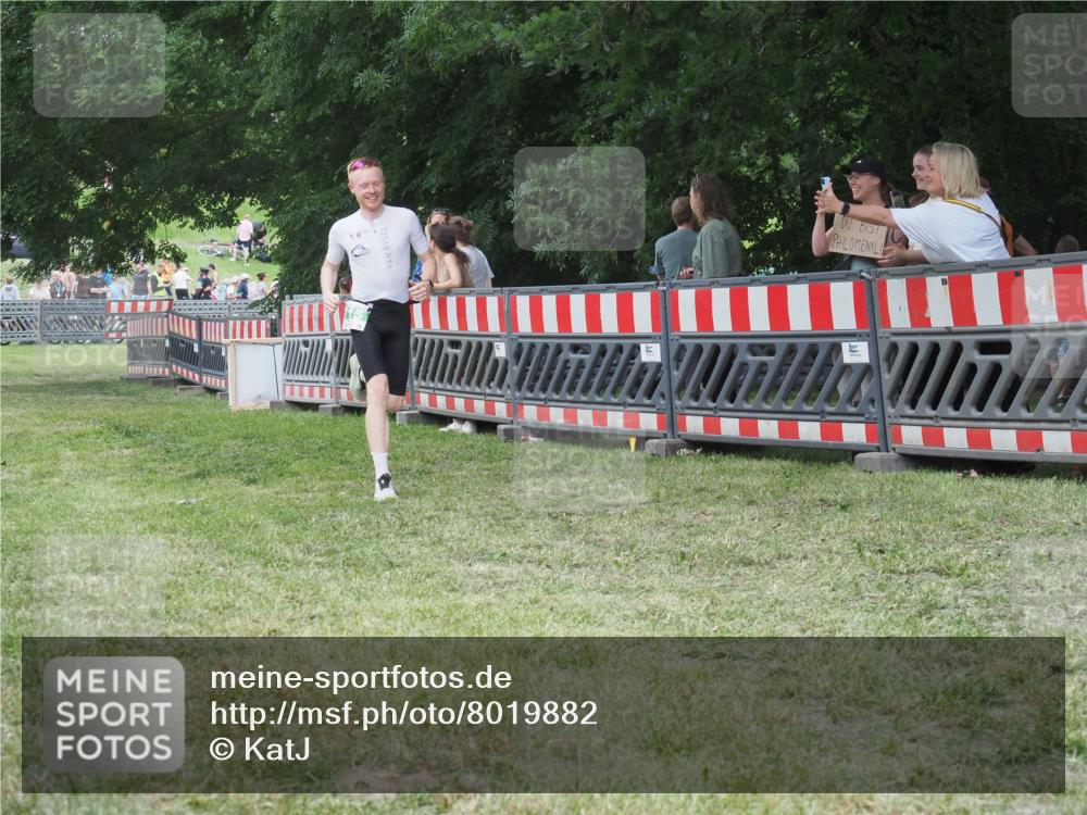 21.06.2025 - 27. Vierlanden-Triathlon KatJ http://msf.ph/oto/8019882 15.06.2025 13:19:28 Ziel 715 meine-sportfotos.de