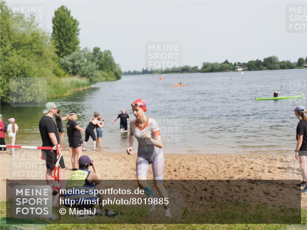 21.06.2025 - 27. Vierlanden-Triathlon MichiJ http://msf.ph/oto/8019885 15.06.2026 10:20:01 Schwimmen 500, 553, 569 meine-sportfotos.de