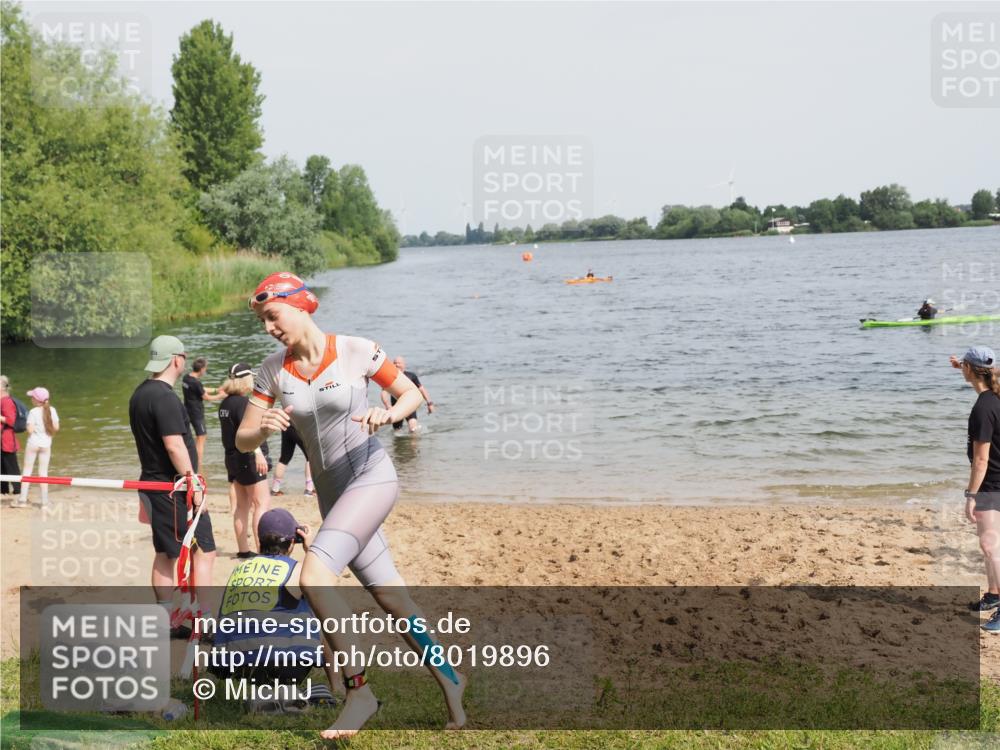 21.06.2025 - 27. Vierlanden-Triathlon MichiJ http://msf.ph/oto/8019896 15.06.2026 10:20:01 Schwimmen 500, 553, 569 meine-sportfotos.de