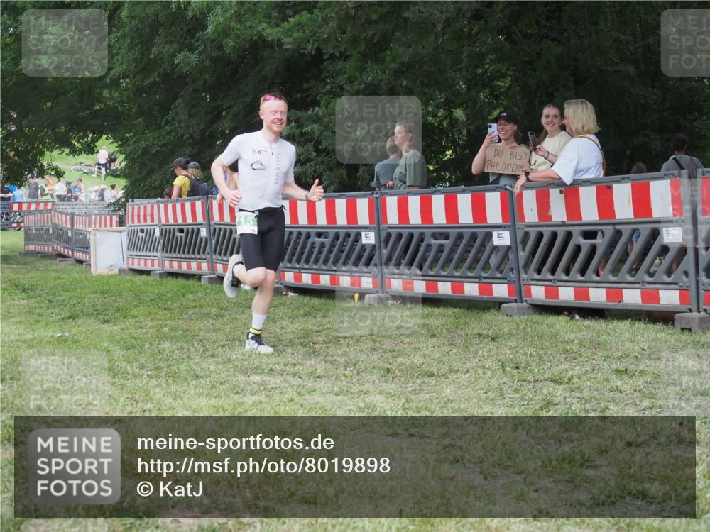 21.06.2025 - 27. Vierlanden-Triathlon KatJ http://msf.ph/oto/8019898 15.06.2025 13:19:28 Ziel 715 meine-sportfotos.de