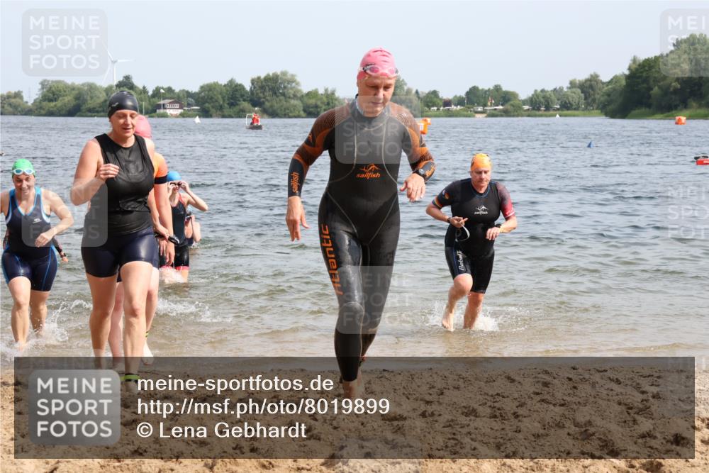 15.06.2025 - 27. Vierlanden-Triathlon Lena Gebhardt http://msf.ph/oto/8019899 15.06.2025 10:17:30 Schwimmen 485, 488, 492, 493, 519, 529, 532, 537, 552, 557, 562, 572, 582, 584, 588, 594, 626 meine-sportfotos.de