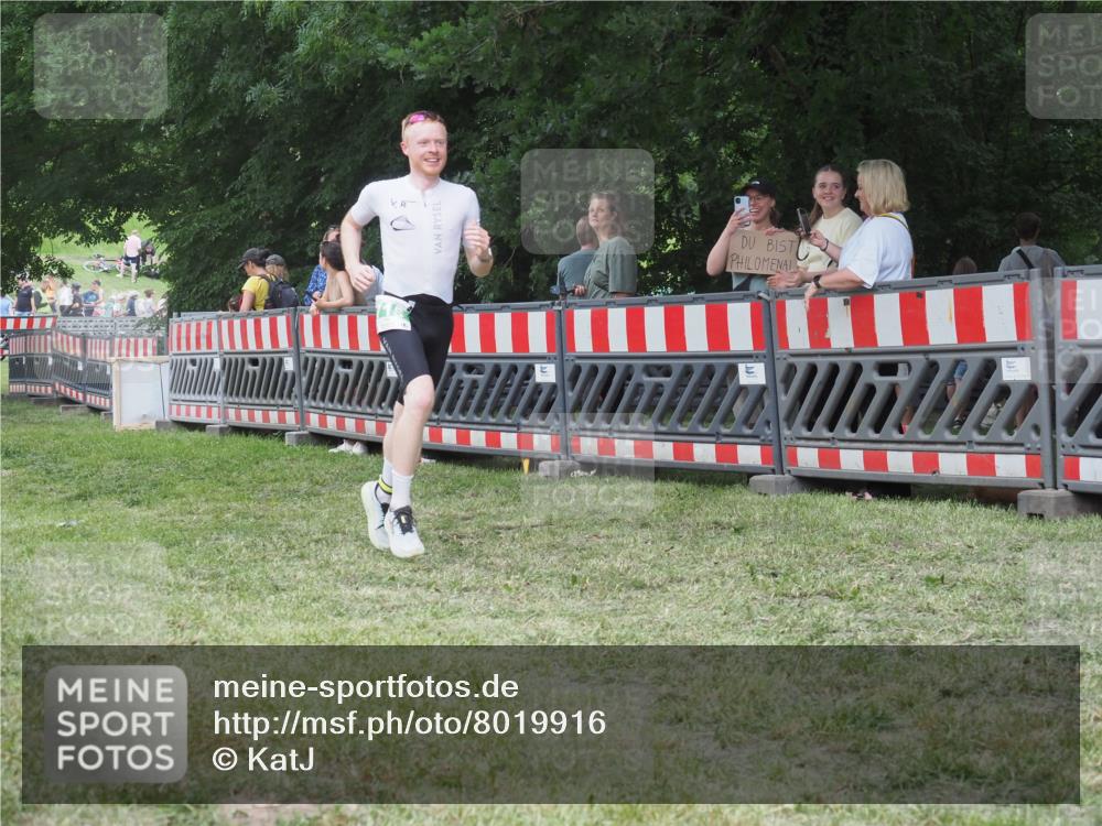 21.06.2025 - 27. Vierlanden-Triathlon KatJ http://msf.ph/oto/8019916 15.06.2025 13:19:29 Ziel 667, 715 meine-sportfotos.de