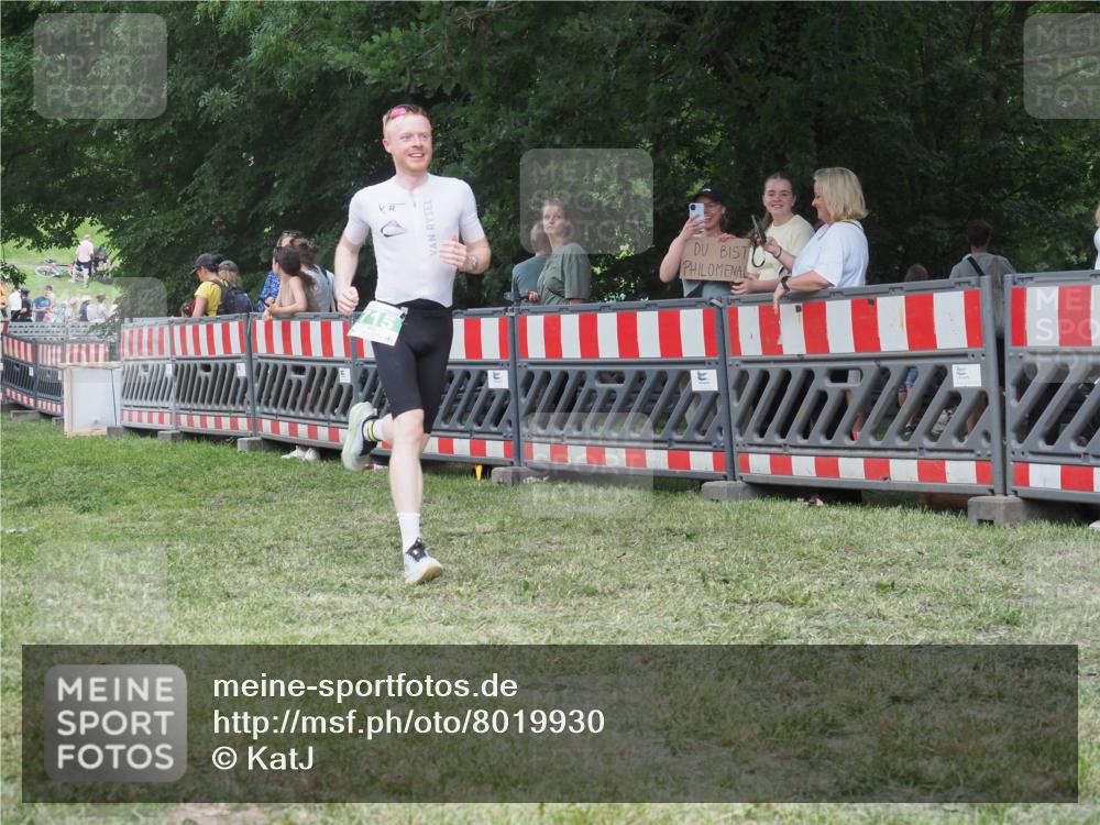 21.06.2025 - 27. Vierlanden-Triathlon KatJ http://msf.ph/oto/8019930 15.06.2025 13:19:29 Ziel 667, 715 meine-sportfotos.de