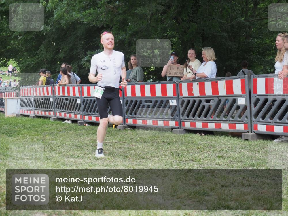 21.06.2025 - 27. Vierlanden-Triathlon KatJ http://msf.ph/oto/8019945 15.06.2025 13:19:29 Ziel 667, 715 meine-sportfotos.de