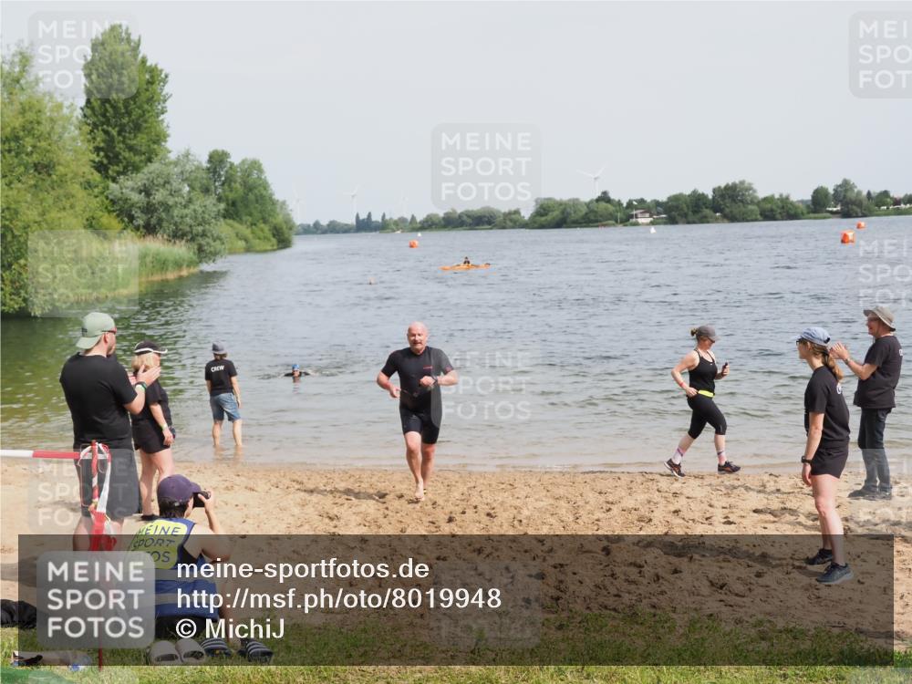21.06.2025 - 27. Vierlanden-Triathlon MichiJ http://msf.ph/oto/8019948 15.06.2026 10:20:10 Schwimmen 616 meine-sportfotos.de