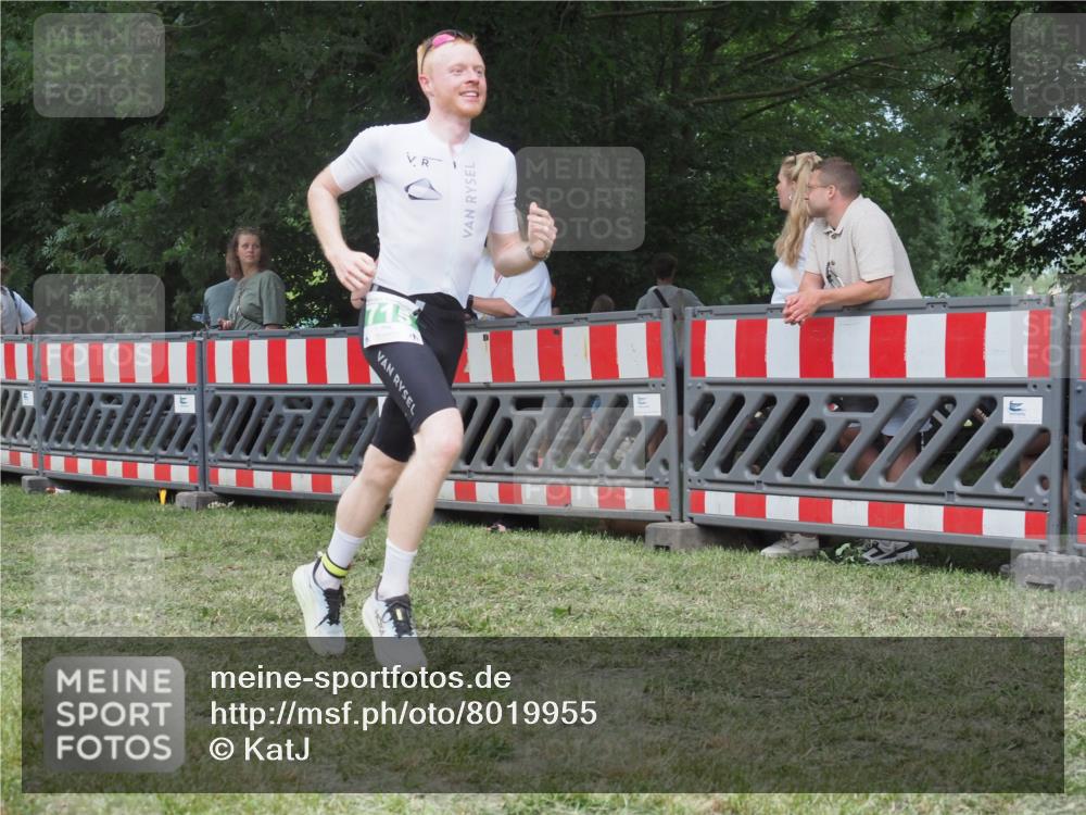 21.06.2025 - 27. Vierlanden-Triathlon KatJ http://msf.ph/oto/8019955 15.06.2025 13:19:29 Ziel 667, 715 meine-sportfotos.de