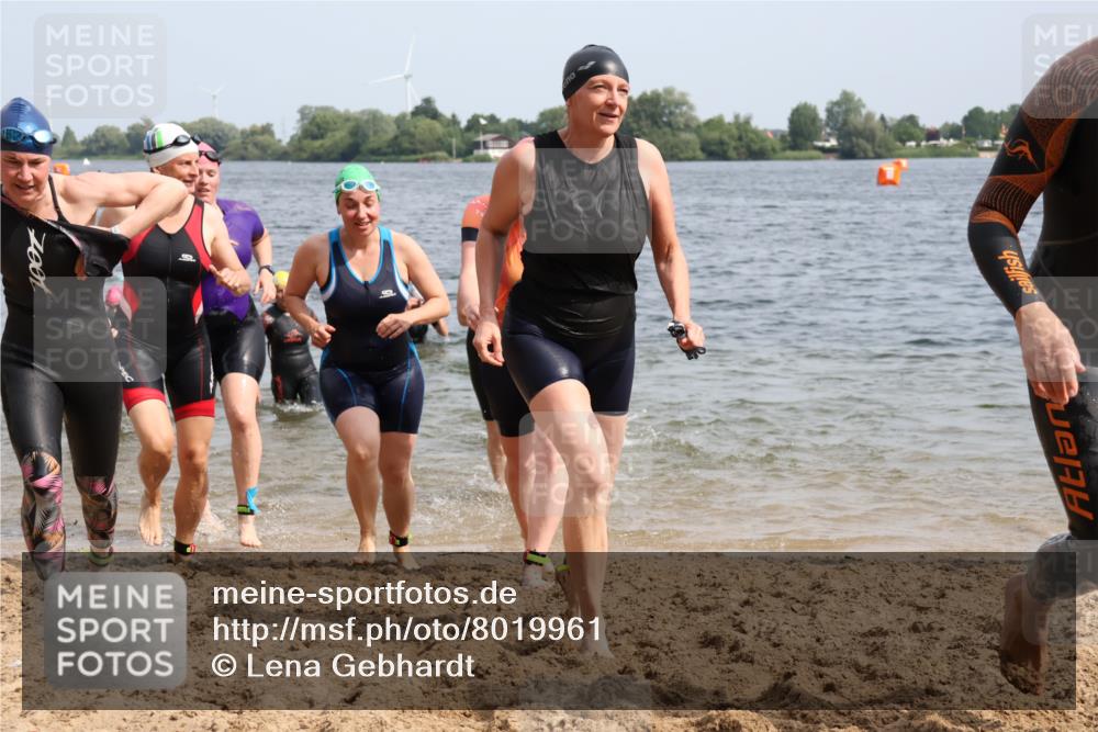 15.06.2025 - 27. Vierlanden-Triathlon Lena Gebhardt http://msf.ph/oto/8019961 15.06.2025 10:17:31 Schwimmen 485, 488, 492, 493, 519, 529, 532, 537, 552, 557, 562, 572, 582, 588, 594, 626 meine-sportfotos.de