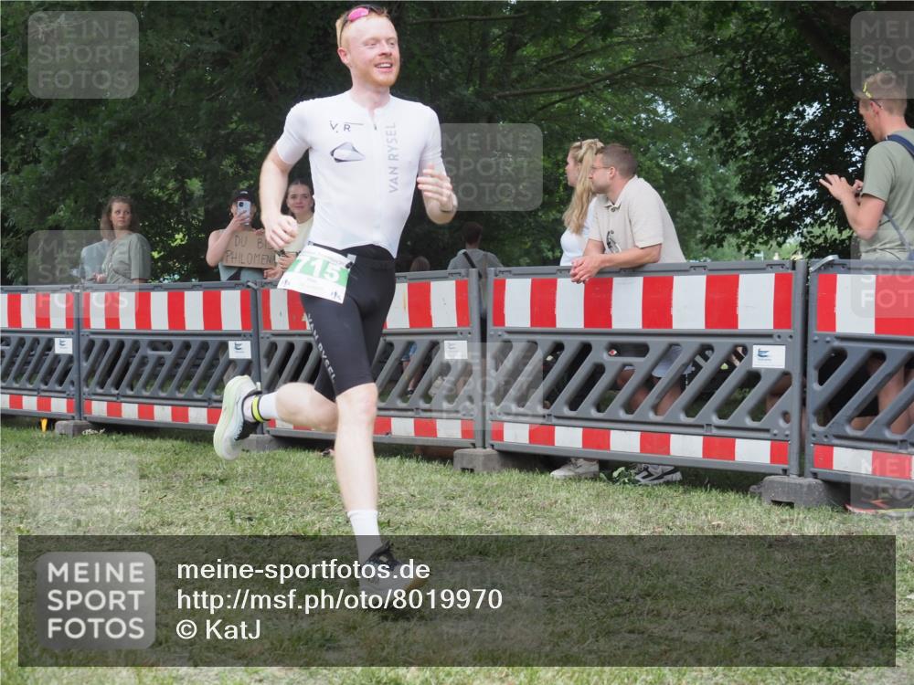 21.06.2025 - 27. Vierlanden-Triathlon KatJ http://msf.ph/oto/8019970 15.06.2025 13:19:29 Ziel 667, 715 meine-sportfotos.de