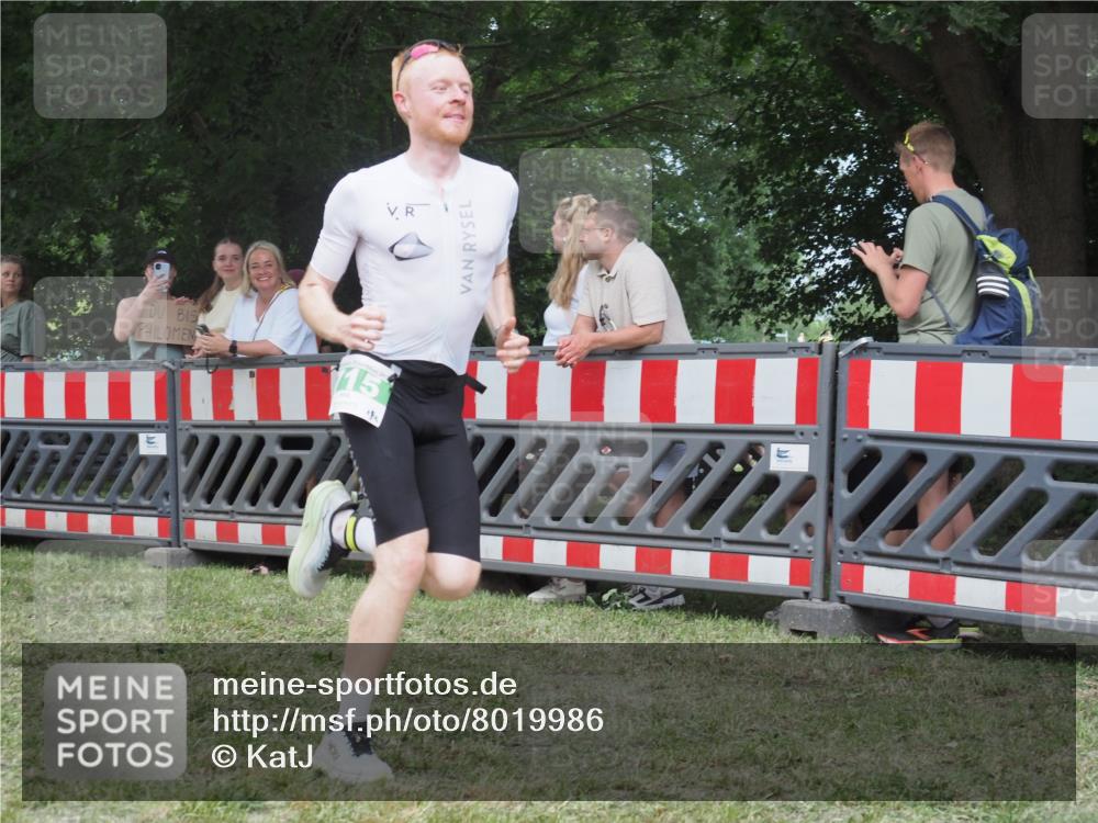 21.06.2025 - 27. Vierlanden-Triathlon KatJ http://msf.ph/oto/8019986 15.06.2025 13:19:30 Ziel 667, 715 meine-sportfotos.de