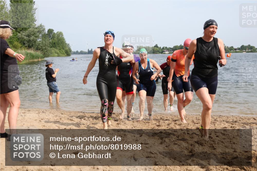15.06.2025 - 27. Vierlanden-Triathlon Lena Gebhardt http://msf.ph/oto/8019988 15.06.2025 10:17:32 Schwimmen 485, 488, 492, 493, 519, 529, 532, 537, 552, 557, 562, 572, 582, 588, 594, 626 meine-sportfotos.de