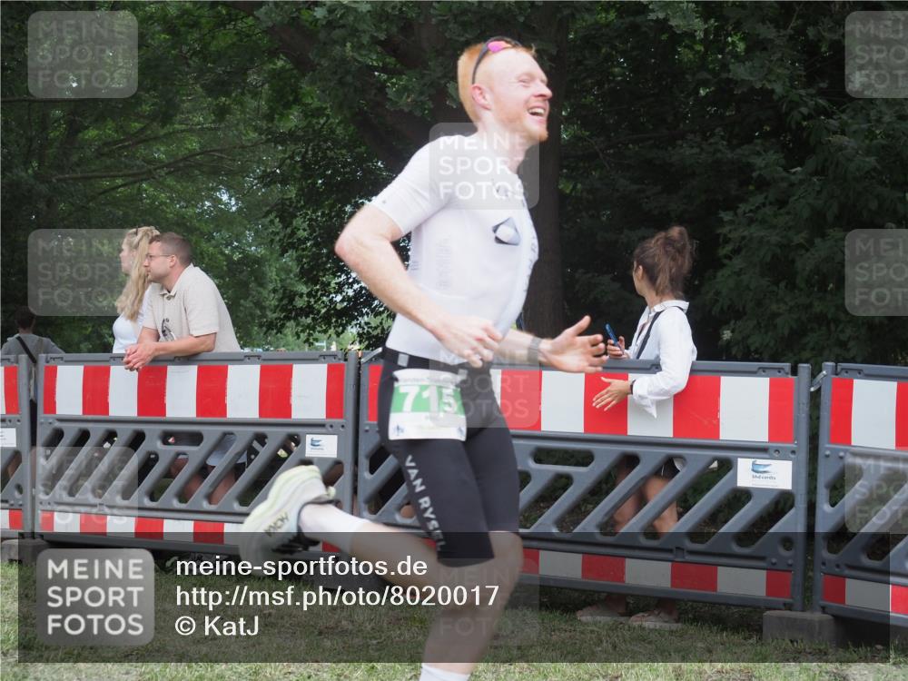 21.06.2025 - 27. Vierlanden-Triathlon KatJ http://msf.ph/oto/8020017 15.06.2025 13:19:30 Ziel 667, 715 meine-sportfotos.de