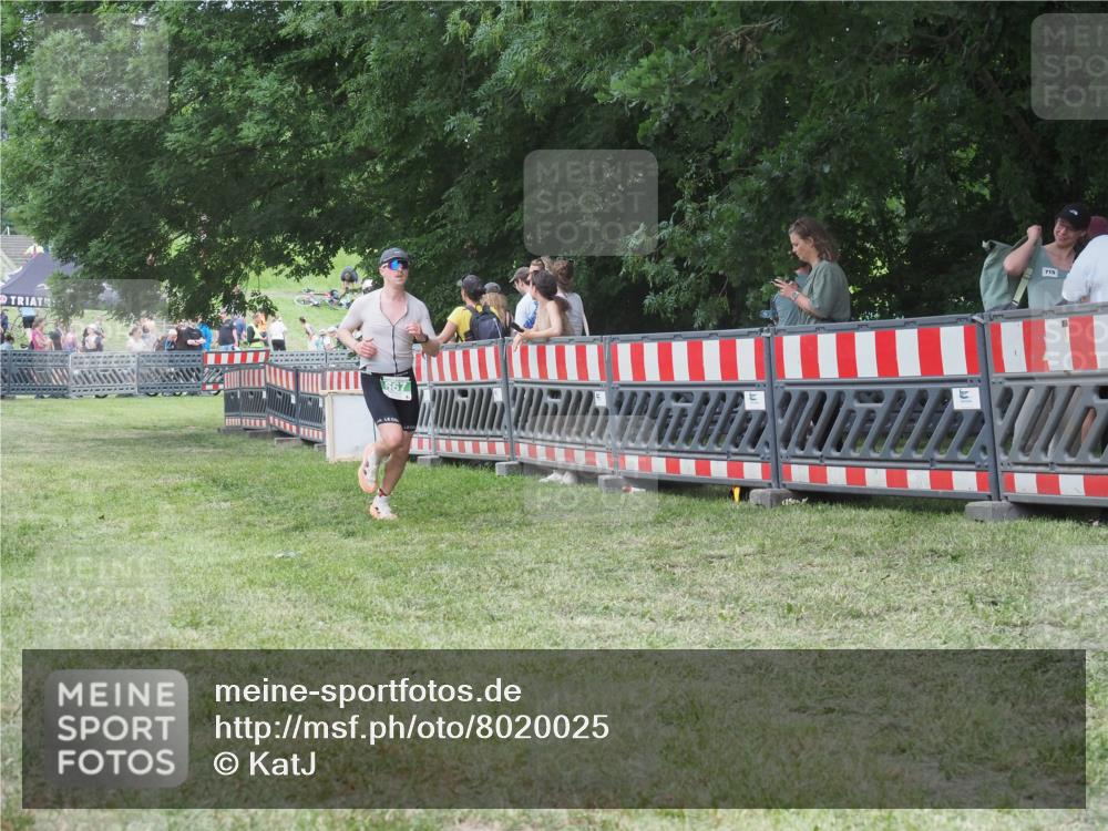 21.06.2025 - 27. Vierlanden-Triathlon KatJ http://msf.ph/oto/8020025 15.06.2025 13:19:38 Ziel 667 meine-sportfotos.de