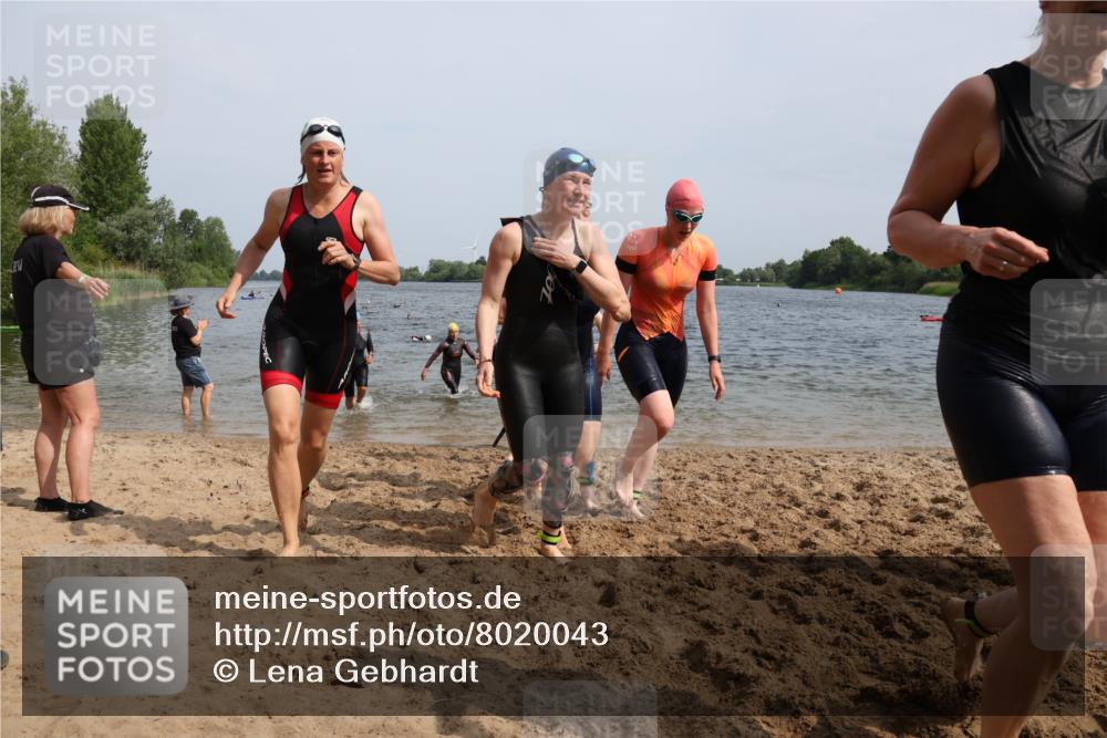 15.06.2025 - 27. Vierlanden-Triathlon Lena Gebhardt http://msf.ph/oto/8020043 15.06.2025 10:17:33 Schwimmen 485, 488, 492, 493, 519, 529, 532, 537, 552, 557, 562, 572, 582, 588, 594, 626 meine-sportfotos.de