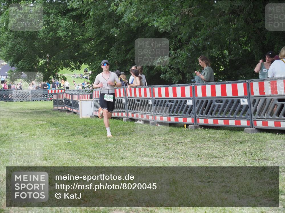 21.06.2025 - 27. Vierlanden-Triathlon KatJ http://msf.ph/oto/8020045 15.06.2025 13:19:38 Ziel 667 meine-sportfotos.de