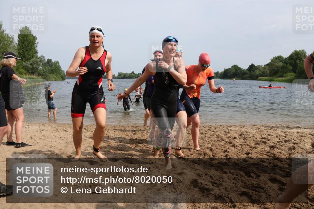 15.06.2025 - 27. Vierlanden-Triathlon Lena Gebhardt http://msf.ph/oto/8020050 15.06.2025 10:17:33 Schwimmen 485, 488, 492, 493, 519, 529, 532, 537, 552, 557, 562, 572, 582, 588, 594, 626 meine-sportfotos.de