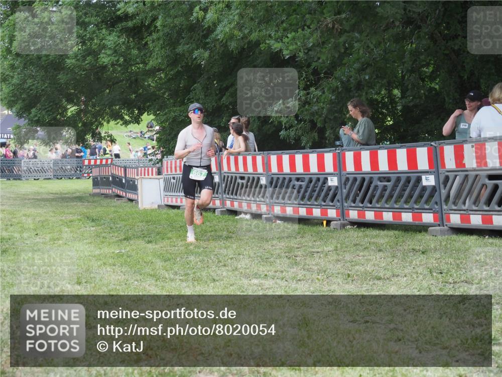 21.06.2025 - 27. Vierlanden-Triathlon KatJ http://msf.ph/oto/8020054 15.06.2025 13:19:38 Ziel 667 meine-sportfotos.de