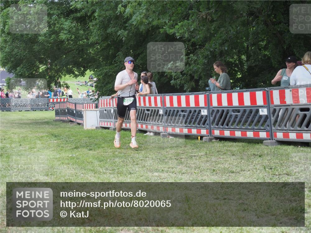 21.06.2025 - 27. Vierlanden-Triathlon KatJ http://msf.ph/oto/8020065 15.06.2025 13:19:38 Ziel 667 meine-sportfotos.de