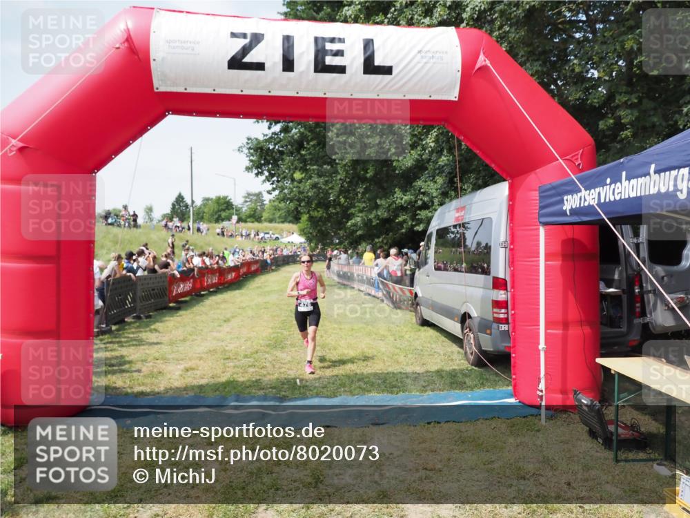 21.06.2025 - 27. Vierlanden-Triathlon MichiJ http://msf.ph/oto/8020073 15.06.2026 11:35:45 Ziel 476, 494 meine-sportfotos.de